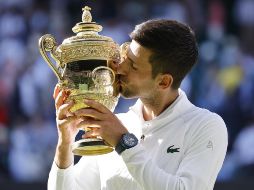 Djokovic ganó su partido número 27 de forma consecutiva en Wimbledon para elevar su cuenta de Grand Slams a 21. EFE / T. Akmen