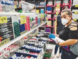 Los comerciantes piden a los padres de familia que compren los materiales con anticipación, pues no garantizan que puedan hallarlos después. G. Gallo