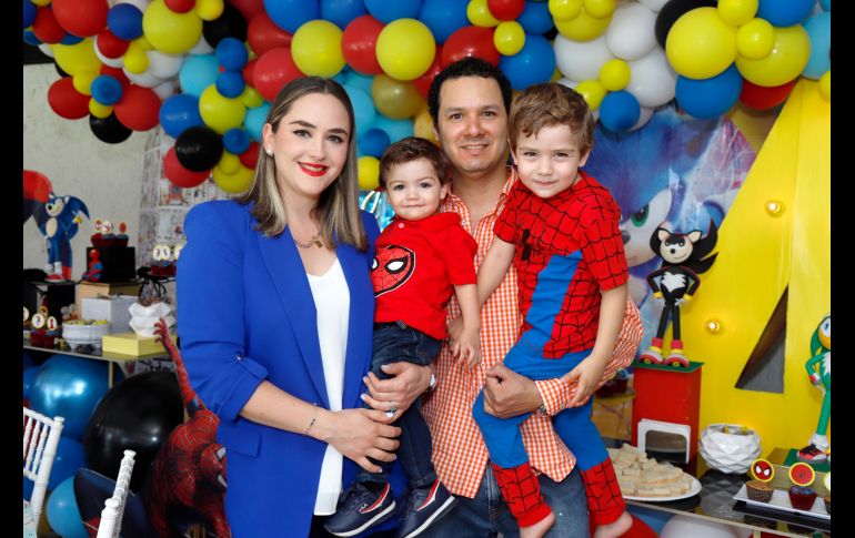 Claudia Vergara, Oliver, Arturo y André López. GENTE BIEN JALISCO/ Claudio Jimeno