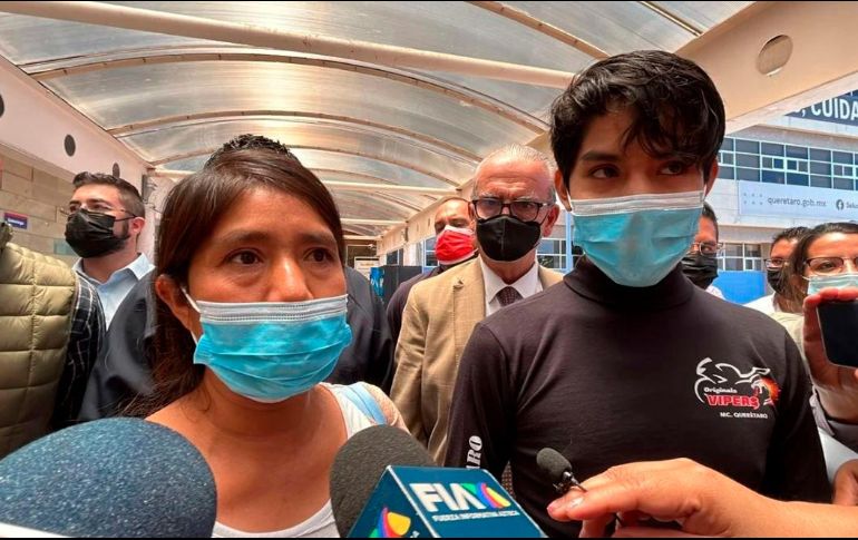 El niño salió del nosocomio acompañado por sus padres y los médicos del lugar, donde emitió un breve mensaje de agradecimiento. SUN