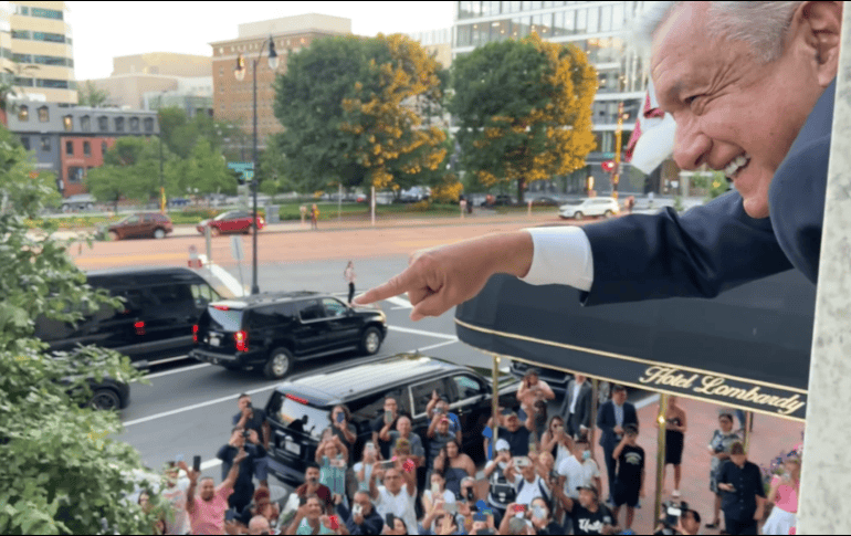 Simpatizantes del Presidente de México se prepararon con mariachi para cantar 