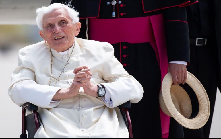 La debilidad en sus piernas obliga a Benedicto XVI a utilizar andador, o silla de ruedas, para desplazarse. AFP / ARCHIVO