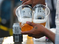 El viernes, en redes sociales se volvió viral la imagen de una vendedora que limpiaba vasos que ya habían sido utilizados y en los que posteriormente entregaba cerveza, durante el partido que se jugó en el Estadio Cuauhtémoc. IMAGO7