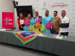 En la foto (de Izq. a Der.) La directora de Turismo de Zapopan, Bibiana Marcela Tenorio; la representante de las tejedoras, Damiana Ron; el presidente municipal de Zapopan, Juan José Frangie; el Presidente Municipal de Etzatlán, Mario González; el director de Cultura de Zapopan, Cristopher de Alba; y el director de Cultura de Etzatlán, Samuel Díaz Pérez. EL INFORMADOR / R. Solís