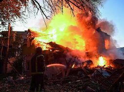 Autoridades rusas aseguran que los ataques se llevan a cabo tanto con artillería, desde el otro lado del río Dniéper, como con drones. EFE /