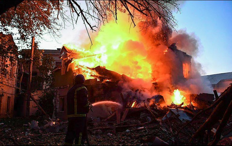 Autoridades rusas aseguran que los ataques se llevan a cabo tanto con artillería, desde el otro lado del río Dniéper, como con drones. EFE /
