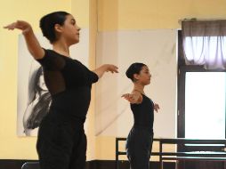 Elia Sánchez y Kenya Ramos, dos egresadas de la escuela que obtuvieron una beca para continuar su formación en Chicago y San Francisco, se reunieron con el presidente municipal, Salvador Zamora. CORTESÍA / Gobierno de Tlajomulco 