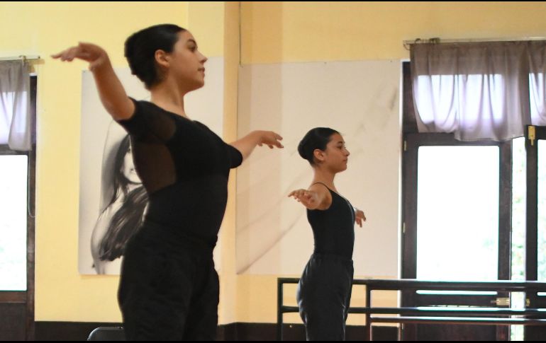 Elia Sánchez y Kenya Ramos, dos egresadas de la escuela que obtuvieron una beca para continuar su formación en Chicago y San Francisco, se reunieron con el presidente municipal, Salvador Zamora. CORTESÍA / Gobierno de Tlajomulco 