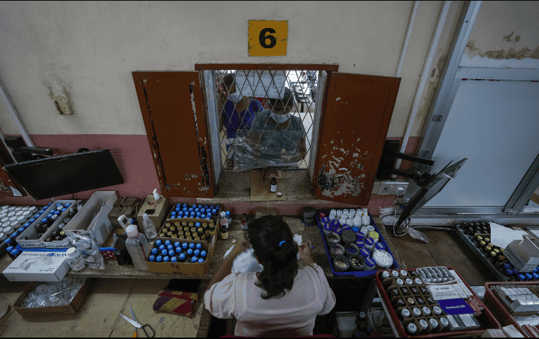 La crisis está consumiendo el sector salud en la nación isleña del sur de Asia, ya que no cuentan con fondos suficientes para pagar importaciones de insumos básicos como combustible y alimentos, y las medicinas se están acabando. AP