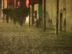 Inundación en la calle Slavador Quevedo, cerca del Centro Médico. ESPECIAL/Bomberos de Guadalajara