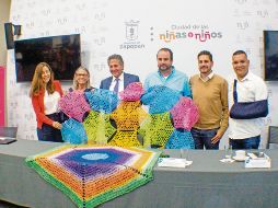 Juan José Frangie, presidente municipal zapopano (con corbata), destacó lo bella que es la obra de Cielo tejido. CORTESÍA