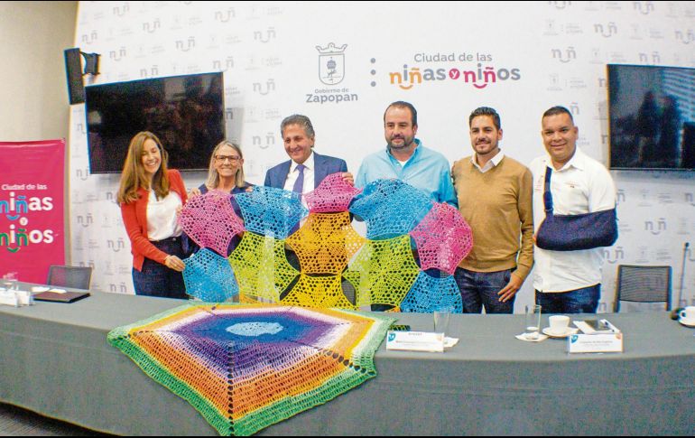 Juan José Frangie, presidente municipal zapopano (con corbata), destacó lo bella que es la obra de Cielo tejido. CORTESÍA