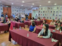 Las aspirantes cuentan con dos horas para contestar el examen escrito, posteriormente responderán preguntas sobre el ensayo que presentaron. EL INFORMADOR / R. Rivas