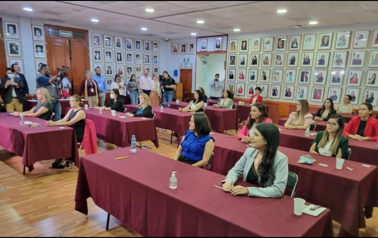 Las aspirantes cuentan con dos horas para contestar el examen escrito, posteriormente responderán preguntas sobre el ensayo que presentaron. EL INFORMADOR / R. Rivas