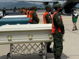 Los cuerpos arribaron al aeropuerto de Toluca la tarde de este miércoles. TWITTER/@arocha221