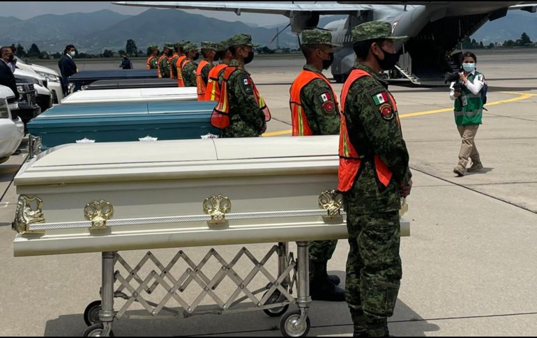 Los cuerpos arribaron al aeropuerto de Toluca la tarde de este miércoles. TWITTER/@arocha221