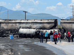 El accidente ocurrió en el libramiento Naciones Unidas a su cruce con la vía del tren, donde una pipa intentó ganarle el paso y terminaron chocando. SUN