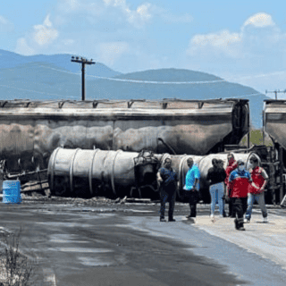 Tamaulipas: Explota pipa al chocar contra un tren; muere una persona