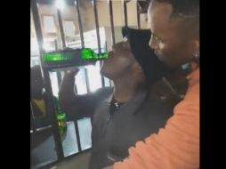 El hombre se desplomó inmediatamente después de beber la botella; fue trasladado a la clínica local donde solo se certificó su muerte. ESPECIAL