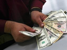 El dólar al menudeo se vende en 21.48 pesos en las ventanillas de los bancos, 1.18% o 25 centavos por arriba del cierre del miércoles. NTX / ARCHIVO