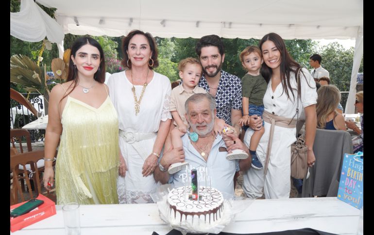 Fer Leaño, Patricia Aceves, Gonzalo Leaño Olson, Gonzalo Leaño Reyes, Gonzalo Leaño Aceves, Alef Leaño y Sofía Olson. GENTE BIEN JALISCO/Claudio Jimeno