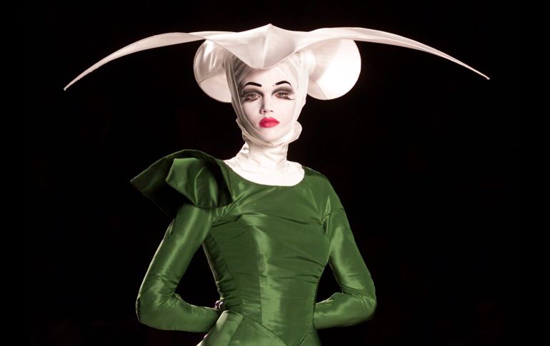 Una modelo de la casa de moda francesa Dior presenta esta creación como parte de la colección de alta costura Otoño/Invierno 2000-2001 diseñada John Galliano. REUTERS/Eric Gaillard