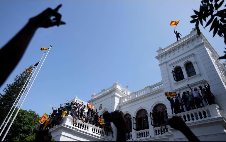 Manifestantes anuncian que su lucha no terminara ante la grave crisis económica y política que ocasionó el gobierno del exmandatario. AFP