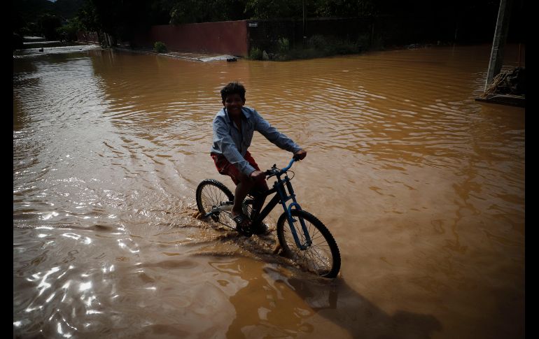 Las lluvias serán con descargas eléctricas, vientos fuertes y granizo, podrían generar deslaves, incremento en los niveles de ríos y arroyos, desbordamientos e inundaciones en zonas bajas. EL INFORMADOR / ARCHIVO