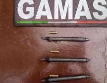 Al detenido le aseguraron tres armas de fuego tipo pluma y tres cartuchos útiles, aparentemente calibre .22 milímetros, por lo que fue detenido. ESPECIAL / Policía de Guadalajara