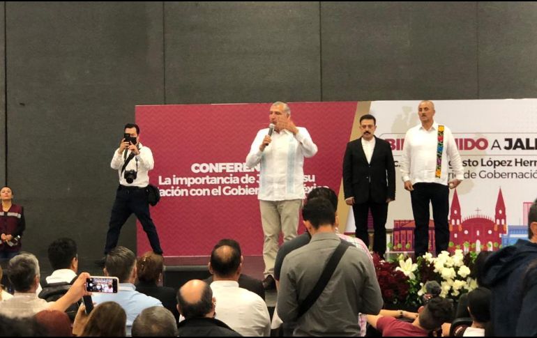 El secretario Adán Augusto López Hernández es recibido con porras y gritos de 