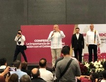 El secretario Adán Augusto López Hernández es recibido con porras y gritos de 