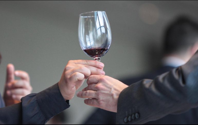 Las personas mayores a 40 años se pueden ver beneficiadas al ingerir alcohol en cantidades moderadas, siempre y cuando no tengan condiciones subyacentes de salud. EFE / ARCHIVO