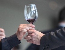 Las personas mayores a 40 años se pueden ver beneficiadas al ingerir alcohol en cantidades moderadas, siempre y cuando no tengan condiciones subyacentes de salud. EFE / ARCHIVO