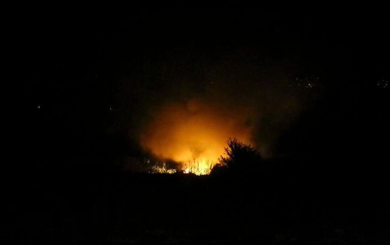 Los servicios de rescate griegos utilizaban el domingo un dron para sobrevolar los restos del avión, debido al peligro de la carga. AP / ARCHIVO