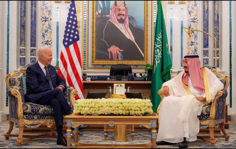 El presidente Joe Biden dialoga con el rey de Arabia Saudita Salman bin Abdulaziz. AFP/SPA