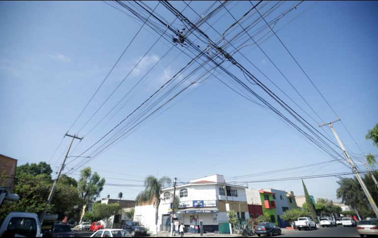 Se pretende que en casos de protección civil puedan retirarse cables o postes en mal estado y que el costo vaya a cargo de las empresas responsables. EL INFORMADOR/Archivo