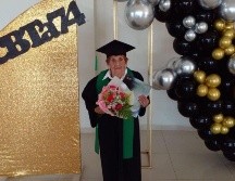 A Irma Gloria se le vio contenta portando su toga y birrete durante todo el evento mientras sostenía con sus manos su certificado de graduación. ESPECIAL