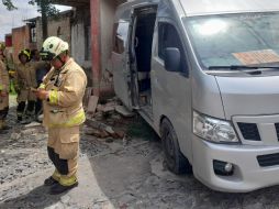 La Nissan Urvan en color blanco con placas JND5973 y que tenía un letrero con letras en color naranja que decía Refugio, tenía toda la pintura de la parte trasera dañada. ESPECIAL