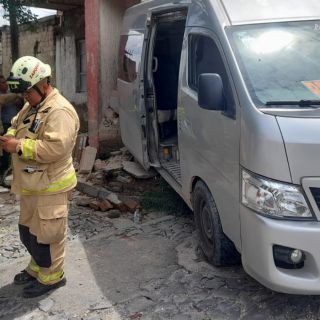 Transporte colectivo irregular choca por exceso de peso y deja 15 lesionados 