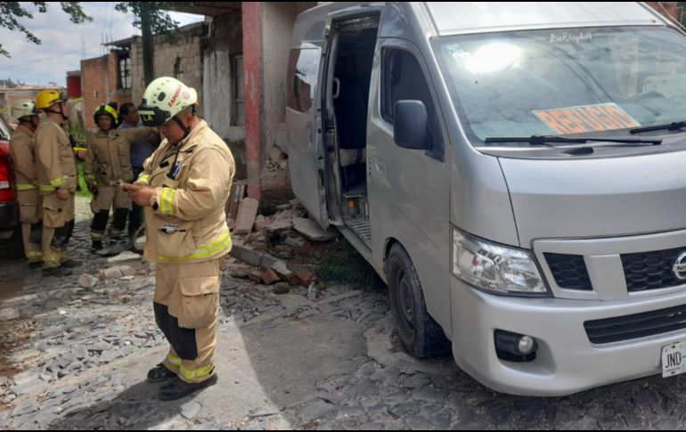 La Nissan Urvan en color blanco con placas JND5973 y que tenía un letrero con letras en color naranja que decía Refugio, tenía toda la pintura de la parte trasera dañada. ESPECIAL