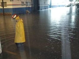 Rescatan a 11 automovilistas varados tras tormenta de anoche en la ZMG