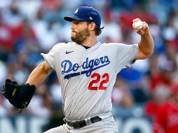 Clayton Kershaw, quien rebasó a Don Sutton en abril en la tabla histórica de ponches del equipo, será el tercer lanzador de los Dodgers que abre en los últimos siete Juegos de Estrellas. AFP / ARCHIVO