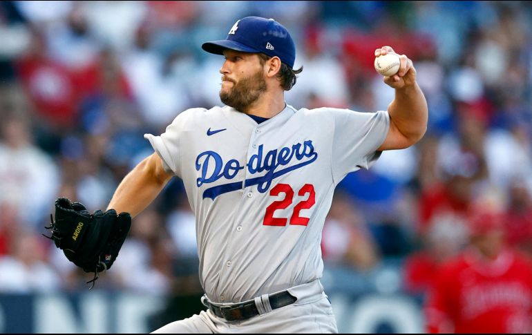 Clayton Kershaw, quien rebasó a Don Sutton en abril en la tabla histórica de ponches del equipo, será el tercer lanzador de los Dodgers que abre en los últimos siete Juegos de Estrellas. AFP / ARCHIVO