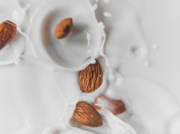 El estudio concluye que el principal componente de las bebidas evaluadas es agua, seguido de azúcares, grasas y proteínas. ESPECIAL/Foto de Austin Wilcox en Unsplash