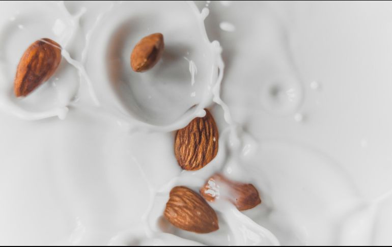 El estudio concluye que el principal componente de las bebidas evaluadas es agua, seguido de azúcares, grasas y proteínas. ESPECIAL/Foto de Austin Wilcox en Unsplash