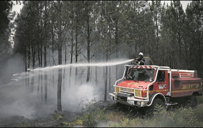 Bomberos de Francia y otros grupos de seguridad combaten los incendios forestales en diversas partes del país. EFE
