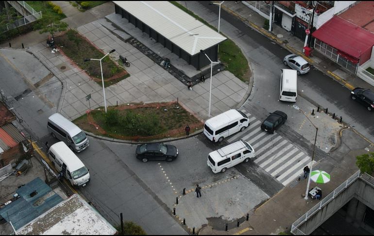 En Federalismo y Francisco Villa se observaron hasta cinco camionetas que al mismo tiempo buscaban trasladar a pasajeros provenientes de la Línea 1 del Tren Ligero, de otros medios de transporte y de domicilios cercanos. EL INFORMADOR/A. Navarro