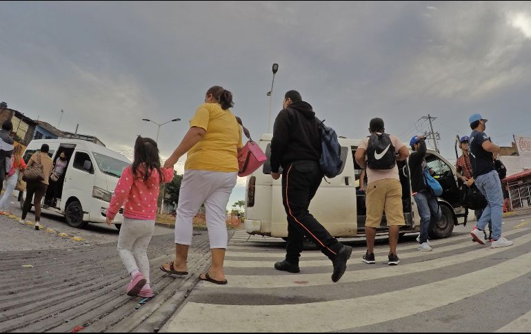 En Zapopan, las personas abordan estas unidades porque el pasaje es más barato que en los camiones que tienen permiso. EL INFORMADOR/A. Camacho