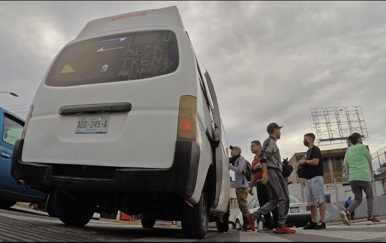 Algunos de estos vehículos que ofrecen traslados en la metrópoli tienen placas de otros estados, lo que complica su regulación y las sanciones por parte de las autoridades. EL INFORMADOR/A. Camacho