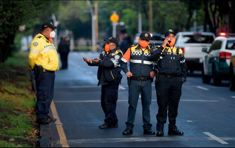 Un ciudadano que se identificó como paramédico, revisó al pequeño y señaló que presentaba hipotermia, por lo que un uniformado lo cargó y le dio calor para mantenerlo estable. AFP / ARCHIVO